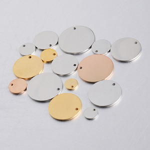 Pendentifs ronds personnalisés en acier inoxydable et métal doré pour la fabrication de bijoux - Product Image 1