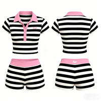 Ensemble 2 pièces rayé personnalisé avec logo OEM pour femme, comprenant un crop top à col contrastant et un short taille haute, style sportif.