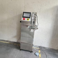 Machine de remplissage semi-automatique LGD10 avec servomoteur et pompe à engrenages pour le remplissage d'huile en bouteille
