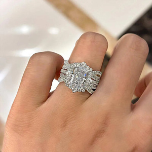 Set di anelli in due pezzi con zirconi quadrati scintillanti per donna, gioielli di lusso per anniversario di matrimonio - Product Image 2