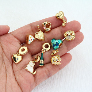 CZ9432 Abalorios de dijes colgantes chapados en oro con esmalte, con diseños divertidos de pizza, taza de café y comida, para pulseras, con temática de celebración de cumpleaños - Product Image 1