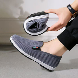 Chaussures décontractées pour hommes en velours côtelé, à enfiler, avec empeigne en tissu de coton, doublure douce et respectueuse de la peau, idéales pour la marche quotidienne et les trajets. - Product Image 6