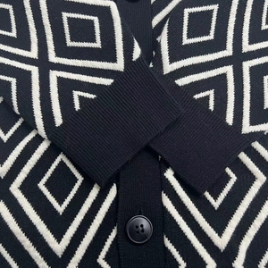 <span class=keywords><strong>Pull</strong></span> surdimensionné géométrique jacquard <span class=keywords><strong>noir</strong></span> à boutons mode hommes <span class=keywords><strong>col</strong></span> en <span class=keywords><strong>v</strong></span> cardigan pulls pour hommes - Product Image 4
