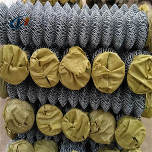 Rouleau de clôture agricole en acier galvanisé de 1,8 m x 20 m, clôture en mailles de chaîne pour pâturage, panneaux de clôture cyclonique en maille diamantée avec des trous de 50*50 mm - Product Image 3