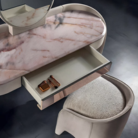 Table de toilette sur pied de luxe moderne avec plateau en marbre rose, design élégant et épuré beige pour chambre d'appartement, coiffeuse et maquillage
