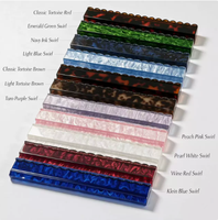 Supports de carreaux en acrylique de 17,5 pouces et 20 pouces avec bord festonné et gravure de logo personnalisée 	 119 	 Ensemble de 4 supports de Mahjong en gros