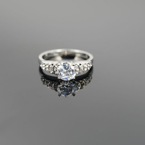 Anello in Acciaio Inossidabile - Classico Anello Nuziale con Diamante per Uomo e Donna Gioielli in Oro 18k con Funzione Anti-sfilacciamento - Product Image 4