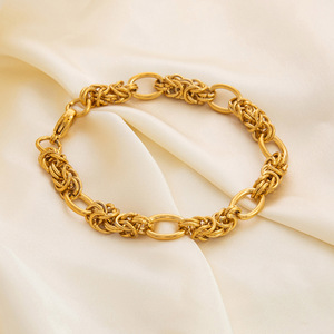 สร้อยข้อมือสแตนเลสชุบทอง 18K แบบสองชั้น สไตล์คิวบา ดีไซน์หรูหราเบาๆ สำหรับผู้หญิง - Product Image 3