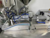 Machine de remplissage pneumatique à double tête et deux buses pour le remplissage de crème cosmétique, sauce tomate, pâte, miel