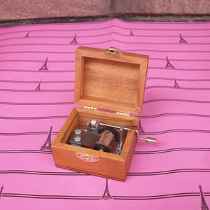 Exquisita <span class=keywords><strong>caja</strong></span> de música <span class=keywords><strong>manual</strong></span> de madera: Obra Maestra creativa del estudiante como regalo de cumpleaños o regalo artesanal. Silencioso. - Product Image 5