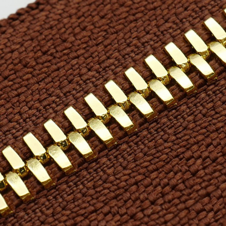 tissu rouge foncé + dents dorées