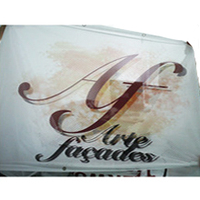 Banner de patrocinio de eventos al aire libre con tela de código QR y banderas de banderines gratis para negocios