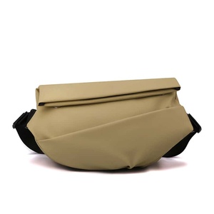 Sac banane noir simple en nylon imperméable avec fermeture éclair pour homme – Idéal pour une utilisation décontractée en extérieur - Product Image 2