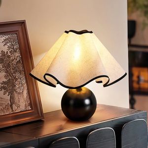 Lámpara <span class=keywords><strong>de</strong></span> Mesa con Tela con Volantes, Adecuada para Dormitorio y Sala <span class=keywords><strong>de</strong></span> Estar. Lámpara <span class=keywords><strong>de</strong></span> Mesa Wavecrest con Pantalla <span class=keywords><strong>de</strong></span> Lino Ondulado y Base <span class=keywords><strong>de</strong></span> Madera. - Product Image 2