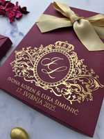 Invitation de mariage personnalisée en plexi doré avec pétales rouges, feuille d'or acrylique et papier vélin personnalisé avec ruban