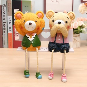 Figurine d'ours en résine Yu Mo avec pattes suspendues, décoration artisanale pour la maison - Product Image 1