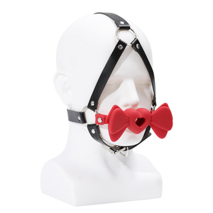 Accessoire de bondage pour adulte en cuir noir avec nœud papillon rouge pour la tête - Product Image 2