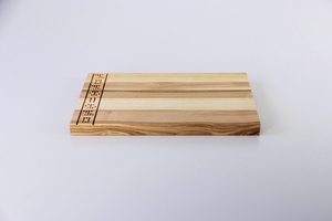 Planche de service en bois de frêne à prix abordable avec rainure pour jus et bordure gaufrée, plateau de présentation pour fruits et pain, du Vietnam - Product Image 5