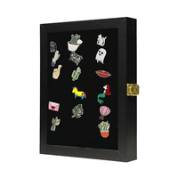 Cadre d'affichage de badge avec porte en acrylique de protection UV 98% pour les étiquettes de plage bijoux insignes 11*14 "vitrine de broche d'insigne