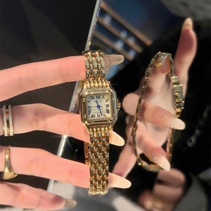 Orologio al Quarzo di Lusso per Donna con Elegante Cinturino in Acciaio Inossidabile Dorato, Nuovo Quadrante Quadrato Trendy con Vetro Piccolo - Product Image 1