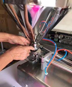 เครื่องบรรจุโลชั่นบำรุงผิวแบบหัวเดียวเ<span class=keywords><strong>ค</strong></span>รื่องเติมโลชั่น<span class=keywords><strong>น</strong></span>้ำผึ้งขวดน้ำแบบนิวเมติก - Product Image 4