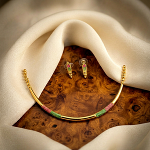 Conjunto de Collar y Pendientes Clásicos Chapados en Oro con Perlas de Imitación y Kundan, Incrustaciones de Zirconia Rosa y Verde, Diseño Geométrico para Mujer, Boda - Product Image 1