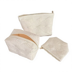 Bolsa de Maquillaje y Cosméticos Portátil de Terciopelo Suave con Cierre de Cremallera y Asa Suave para Mujer - Product Image 2