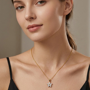 B081 Collier en acier inoxydable plaqué or 18 carats, bijoux fantaisie, pendentif fleur à cinq pétales en zircon, collier élégant et luxueux - Product Image 4