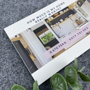 Carte postale immobilière rose personnalisée avec finition mate pour agent immobilier - Product Image 4