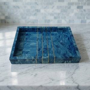 Plateau de service rectangulaire en résine bleue fait main avec incrustation dorée, design moderne, finition polie, pour plats, vaisselle, décoration de cuisine et de maison - Product Image 1