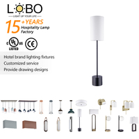 Lampe sur pied moderne en métal noir mat homologuée UL Homewood Suites by Hilton, abat-jour en lin blanc, interrupteur marche/arrêt pour l'éclairage d'angle des hôtels