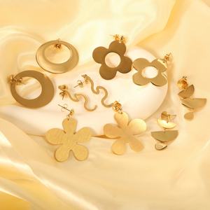 Boucles d'oreilles pendantes minimalistes en forme de serpent ajouré et de fleurs, grandes, pour femmes, en acier inoxydable plaqué or 18 carats, inaltérables - Product Image 3