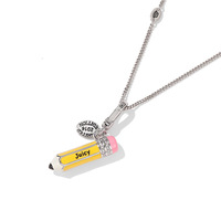 Pendentif Crayon Jaune 3D Exquis Minone avec Émail et Strass, Plaqué Or 18K sur Laiton, Accessoire Élégant pour Homme, Collier