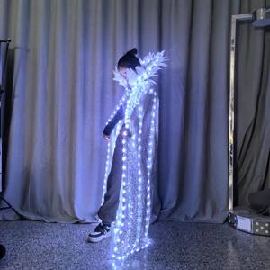 Cape à plumes argentées lumineuses à LED Bar KTV Bartender Outfit Stage Performance Costume Runway Model Show Cloak - Product Image 5
