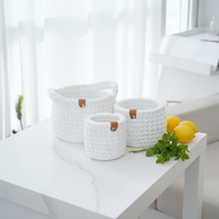 Ensemble de paniers de rangement en coton crocheté personnalisés avec des formes rectangulaires modernes en différentes tailles et couleurs