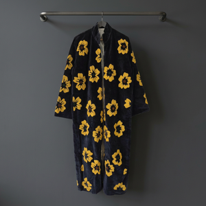 Vente en gros de manteaux longs en velours noir faits à la main, personnalisés, avec un motif floral jaune vibrant, broderie appliquée, style vintage bohème - Product Image 5