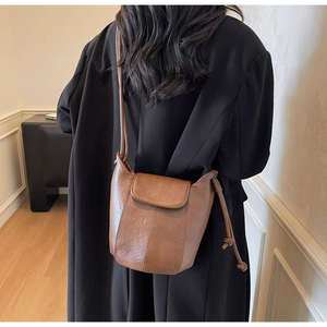 Nuevo bolso de hombro retro de PU con forma de cubo para mujer, con forro de poliéster. - Product Image 1