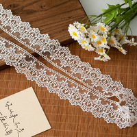 Garniture en dentelle brodée de couleurs personnalisables de fleurs fantaisie blanches pour lingerie féminine