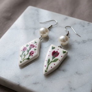 Boucles d'oreilles pendantes en céramique faites à la main pour femmes, jolies breloques en porcelaine blanche avec perles d'imitation et crochets à clous - Product Image 3