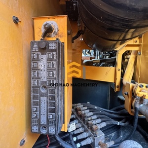 Excavadora de cadenas Hyundai 305LC-9S usada de 30.5 toneladas, ideal para trabajos pesados de construcción y demolición, a bajo precio. - Product Image 5