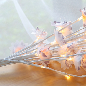 زهرة مزهرة صناعية LED تعمل ببطارية بيضاء دافئة لحفلات الزفاف وعيد الحب والكريسماس - Product Image 3