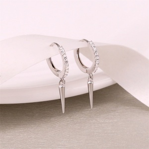 Boucles d'oreilles Huggie en argent sterling 925 avec zircon cubique triangulaire style punk 2021 - Product Image 6