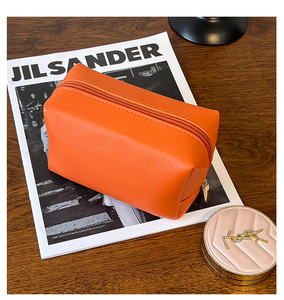 Sac cosmétique à 8 coins en cuir PU Sacs de maquillage d'épaisseur imperméable à l'eau Couleur différente personnalisée en relief. Trousse de toilette avec logo pour voyage - Product Image 1