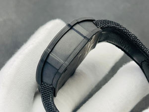 Présentons la montre-bracelet tourbillon la plus légère de 43,5 grammes avec un design à pont creux. Une montre haut de gamme. - Product Image 3