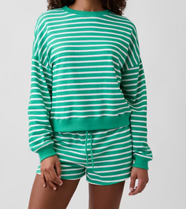 Ensemble deux pièces rayé pour femme : Sweat-shirt court à épaules tombantes et short à cordon de serrage à ourlet incurvé – Tenue décontractée et confortable - Product Image 1