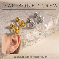 Boucles d'oreilles clous élégantes de créateur de luxe, motif floral ajouré, ton argenté, avec pierre transparente en forme de fleur, pour soirées et banquets