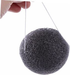 Éponge Konjac 100% naturelle noire en forme de demi-boule pour le visage et le corps, avec des propriétés nettoyantes et hydratantes en profondeur - Product Image 6
