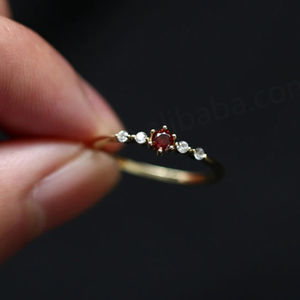 แหวนเงินแท้ 925 ชุบโรเดียม ประดับพลอยทับทิม CZ ทรงเหลี่ยมเล็ก รูปทรงข้าวหลามตัด ได้รับการรับรองจาก IGI เหมาะสำหรับงานแต่งงานและงานปาร์ตี้ - Product Image 4