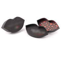 Boîte cadeau rigide de luxe personnalisée en forme de lèvres avec pelliculage mat et logo en feuille d'or pour emballage cosmétique crème visage et poudre libre