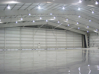 Hangar d'avion préfabriqué à grande portée en structure métallique pour la construction, l'entretien et le stockage d'avions